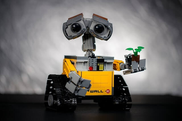 おもちゃのロボットの画像